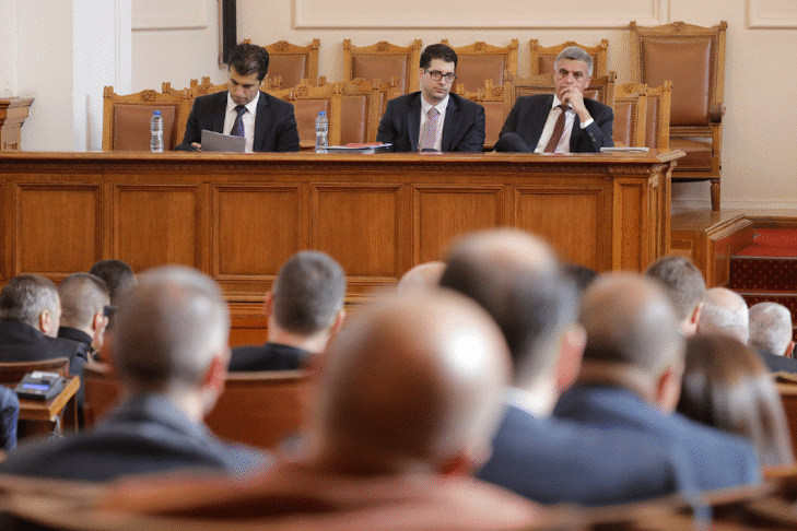 Народното събрание изслуша служебния министър-председател Стефан Янев, вицепремиера Атанас Пеканов и министъра на икономиката Кирил Петков
