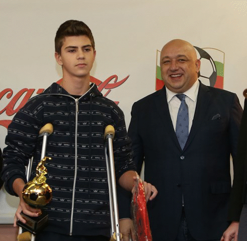 Министър Кралев участва в награждаването на най-добрите млади играчи от Националната програма „Децата и футболът“