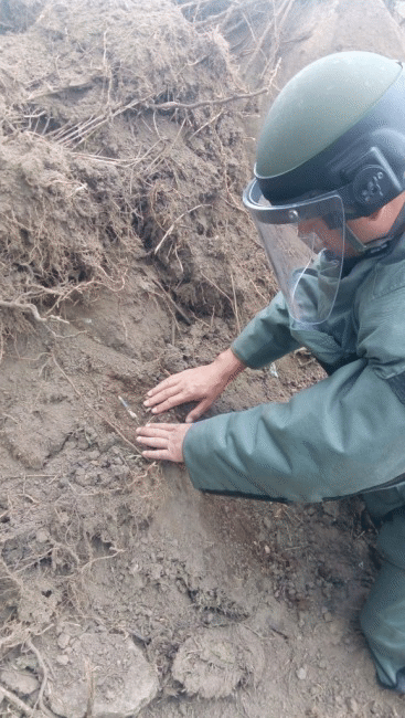 Военнослужещи от Сухопътните войски се включиха в дейностите по обезопасяване на района на откритото въздухоплавателно средство в района на с. Марица, община Самоков Военнослужещи от Сухопътните войски се включиха в дейностите по обезопасяване на района на откритото въздухоплавателно средство в района на с. Марица, община Самоков