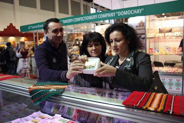 Снимки от изложението "Зелена седмица" в Берлин, където министърът на земеделието и храните Десислава Танева разгледа щандовете на българските фирми изложители
