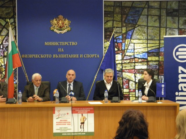 През 2012 г. МФВС продължава да разгръща още по-мащабно политиката си за спортисти и хора с увреждания
