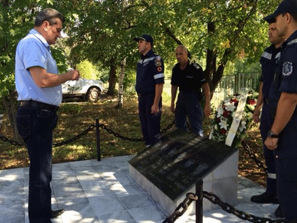 Поклон пред паметта на шестимата пожарникари и полицаи, загинали при изпълнение на служебните си задължения на 4 септември 1999 г. в Бобов дол