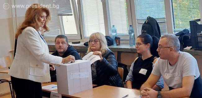Вицепрезидентът Йотова: Гласувах за просветени и грамотни хора, които да ни преведат през кризите Вицепрезидентът Йотова: Гласувах за просветени и грамотни хора, които да ни преведат през кризите