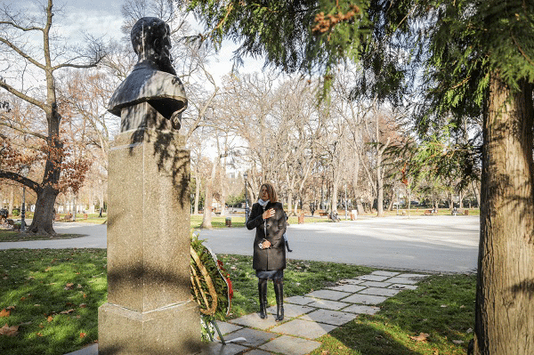 Кметът Йорданка Фандъкова поднесе цветя на паметника на Христо Ботев в Борисовата градина