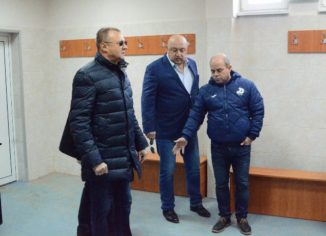 Министър Кралев инспектира ремонта на Градския стадион в Русе