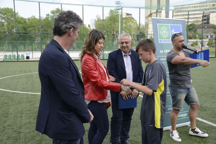 Емил Костадинов и Антон Попов дадоха начало на демонстративни мачове по случай Международния ден „Футбол за приятелство“