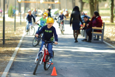 Детска площадка, зелени площи, сцена за културни събития на открито, маси за шах са разположени в новия парк в Бухово