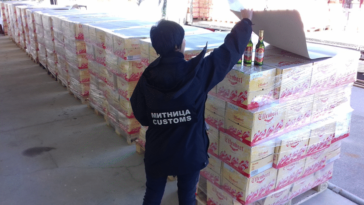 30 800 бутилки бира задържаха митнически служители в района на Дунав мост 2