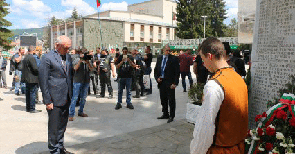 Председателят на Народното събрание Димитър Главчев се поклони в Батак пред паметниците на загиналите в Априлската епопея