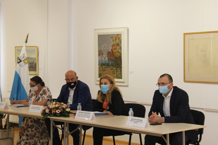 Вицепремиерът Марияна Николова се срещна с бизнеса в Поморие