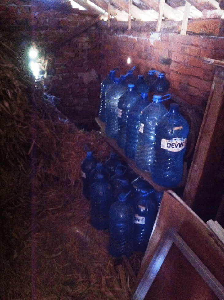 Голямо количество нелегален алкохол в сеновал разкри митническа мобилна група