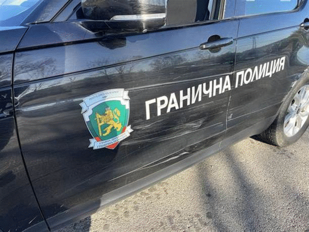 Гранични полицаи задържаха водач на камион с 12 незаконни мигранти
