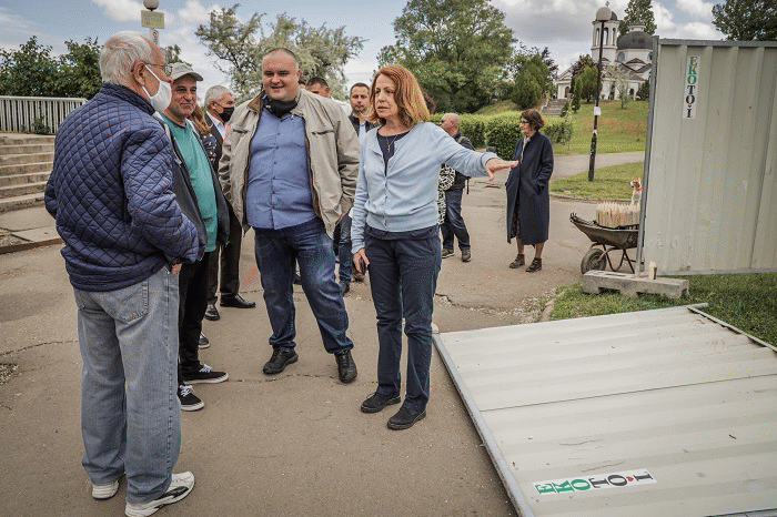 Кметът на София Йорданка Фандъкова провери организацията на работа за изграждане на фитнес на открито в парка в „Дружба“
