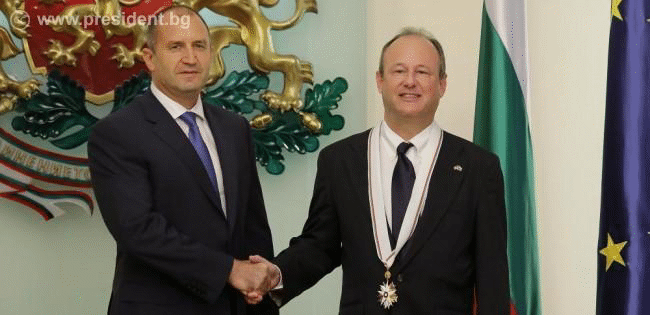 Президентът Румен Радев удостои посланика на САЩ в България Ерик Рубин с орден „Стара планина“ първа степен