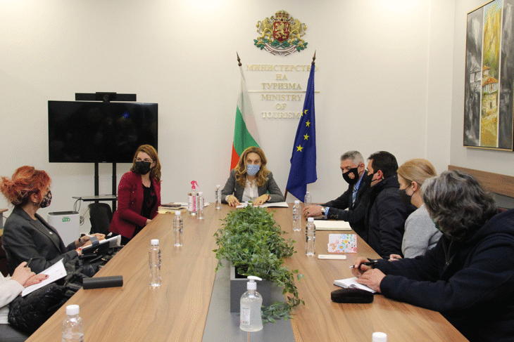 Вицепремиерът Марияна Николова представи пред концесионери мерки за подпомагане на работата им през лято 2021