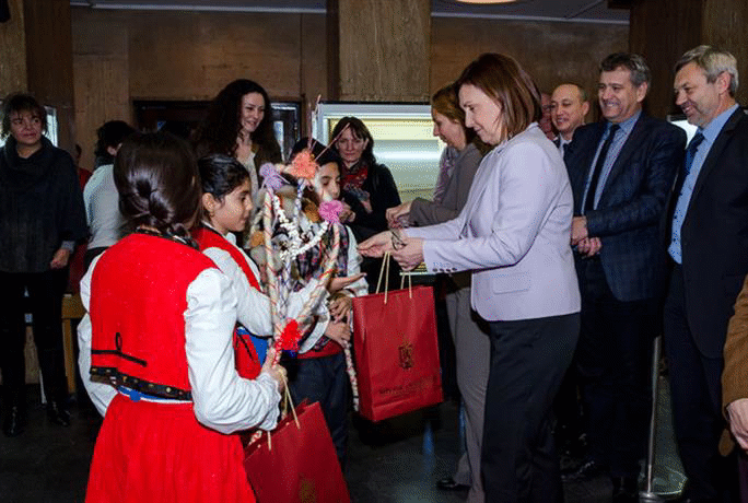 Министър Румяна Бъчварова бе поздравена от ромски деца за празника Василица
