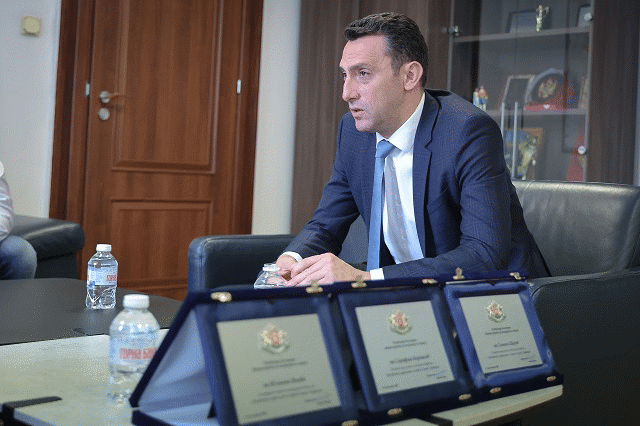 Министър Пешев награди Юлияна Янева за спечеления сребърен медал