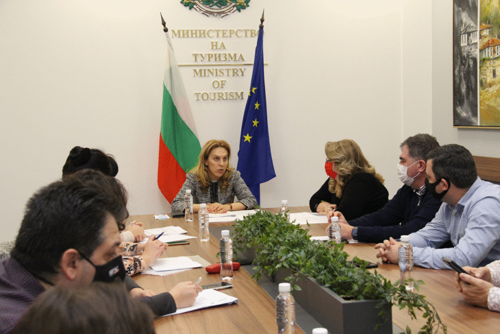 Вицепремиерът Марияна Николова дискутира с представители на туроператорите създаването на Гаранционен фонд