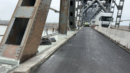 Започна полагането на асфалт в затворения за основен ремонт 320-метров участък на Дунав мост при Русе