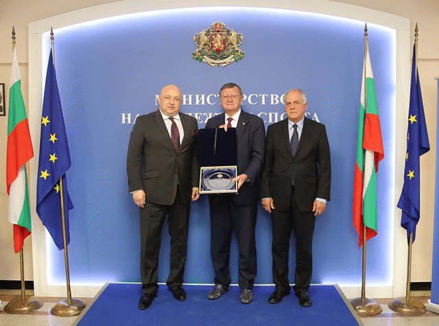 Министър Кралев обсъди с шефа на Европейския волейбол домакинството на шампионат на Стария континент за жени през 2020-2021 година