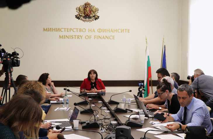 Министър Велкова: Подготвихме Предварителна Средносрочна Прогноза За Периода 2023-2025 Г., В Която Са Включени Само Ефектите На Действащите Политики