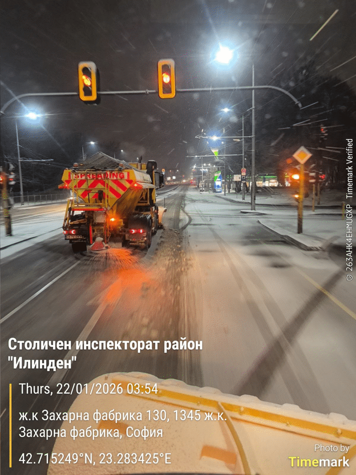 105 машини почистваха снега в София през нощта