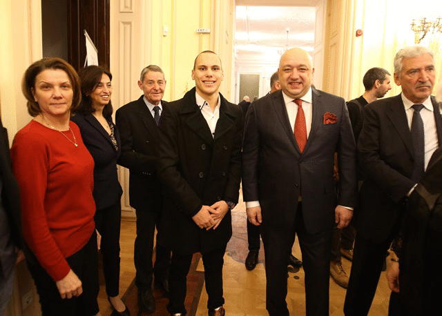 Министър Кралев връчи Спортния Икар за Отбор на годината 
на ансамбъла по художествена гимнастика