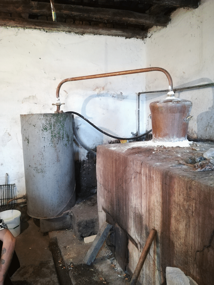 Митнически служители демонтираха нелегален казан за ракия в Сливенско