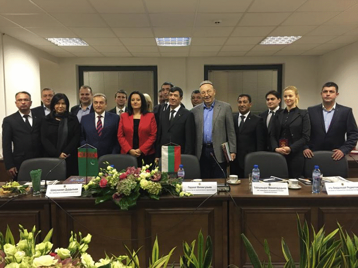 Министър Павлова и заместник-председателят на Кабинета на министрите на Туркменистан Шамухаммет Дурдылыев се запознаха с възможностите за производство на елементи за строителството