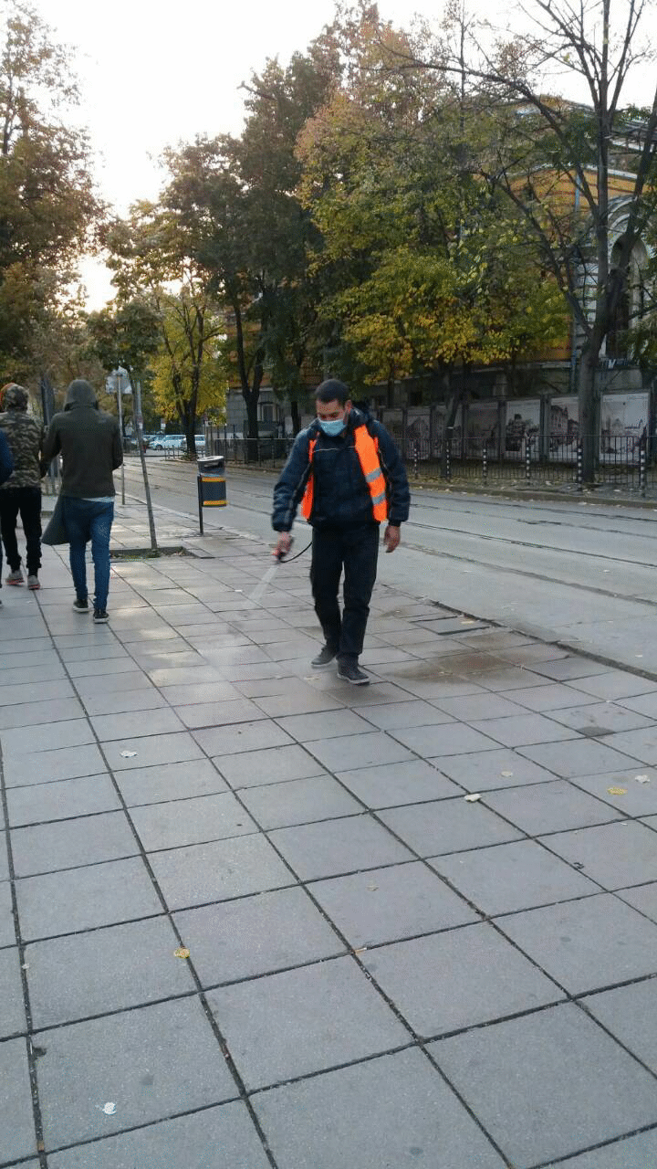 Продължава извършването на дезинфекция на обществени места