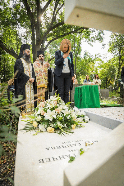 Поставена е надгробна плоча на гроба на писателката Яна Язова