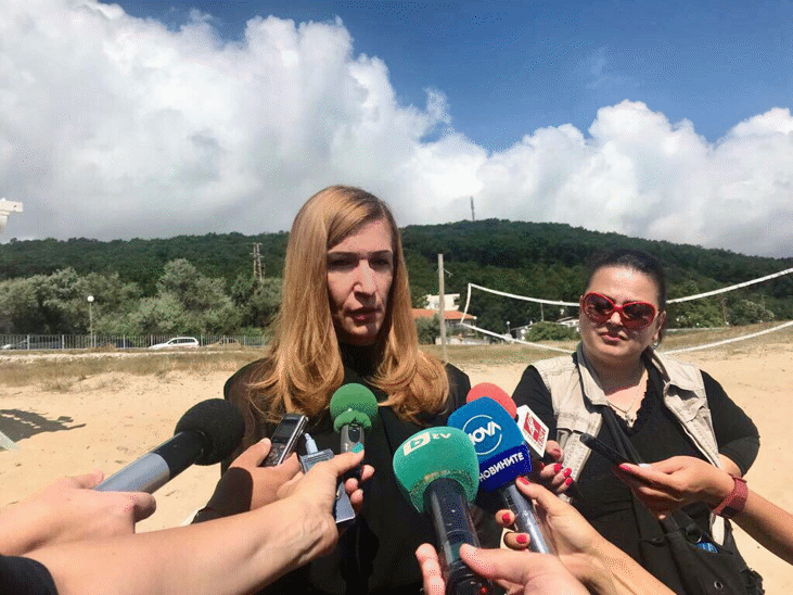Проверка на министър Ангелкова констатира нерегламентирани обекти на плаж „Шкорпиловци-юг“
