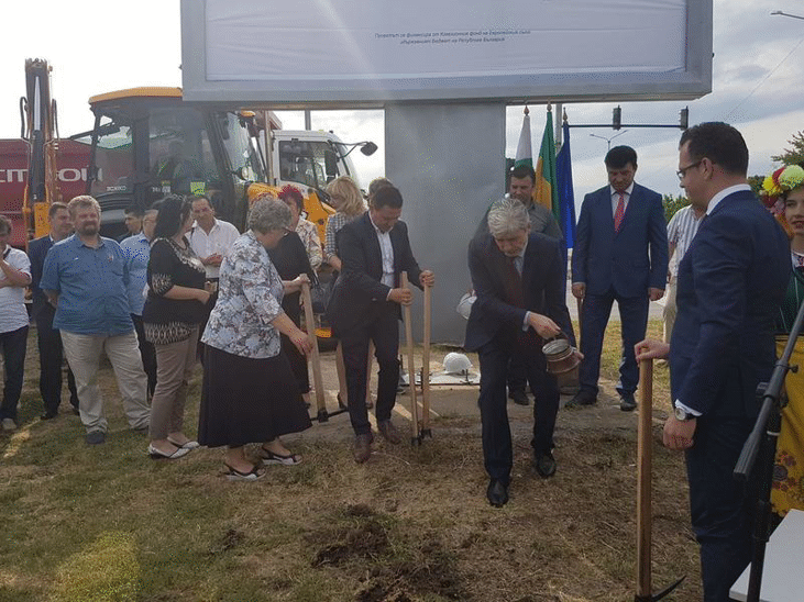Министър Димов направи първа копка от водния цикъл на Добрич