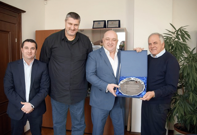 Министър Кралев получи благодарствен плакет от БФ Волейбол