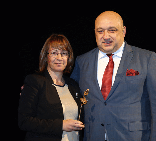 Министър Кралев връчи наградата за „Туристическо събитие“ на Празника на розата в Казанлък