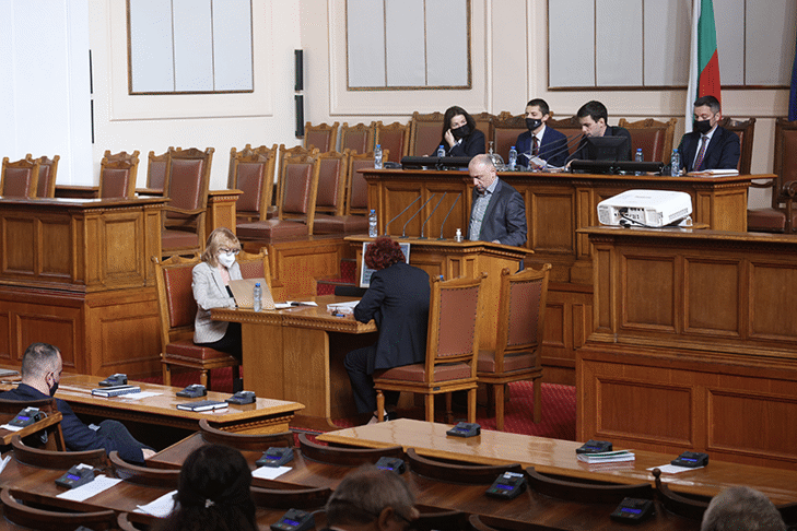 Народното събрание прие на второ четене промени в Закона за корпоративното подоходно облагане и в Закона за данък върху добавената стойност