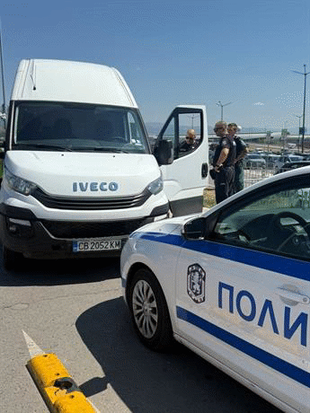 Служители на СДВР задържаха мъж непостредствено след кражба на микробус