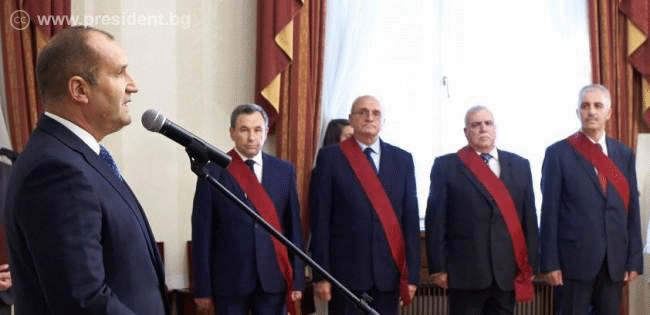 Български военнослужещи бяха удостоени от президента Радев с държавни отличия за тяхната дългогодишна и безупречна служба