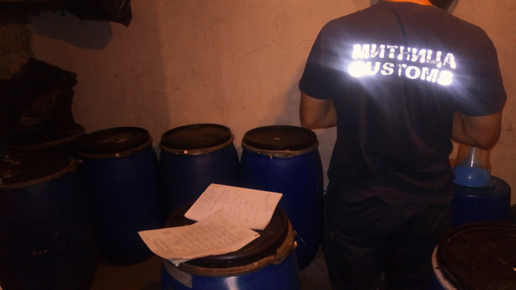 Таен склад с 543 литра наливен алкохол откриха митнически служители в Бургас