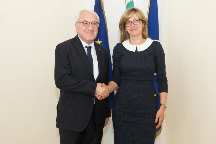 Министър Захариева се срещна с председателя на Организацията за европейско публично право