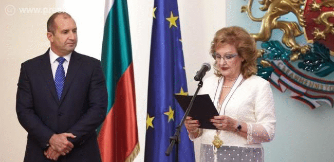 Президентът Румен Радев удостои посланика на Хърватия у нас Лйерка Алайбег с орден „Мадарски конник“ първа степен