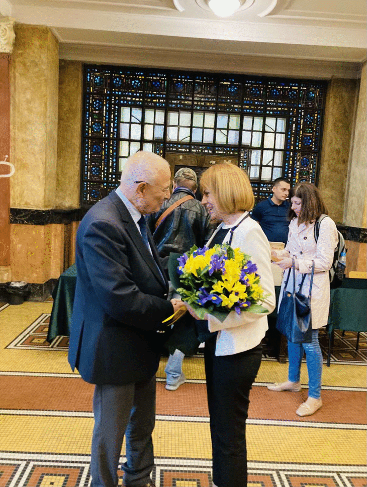 Кметът Фандъкова поздрави проф. Кирил Топалов с годишнината и представянето на новата му книга „Живот по неизбежност“