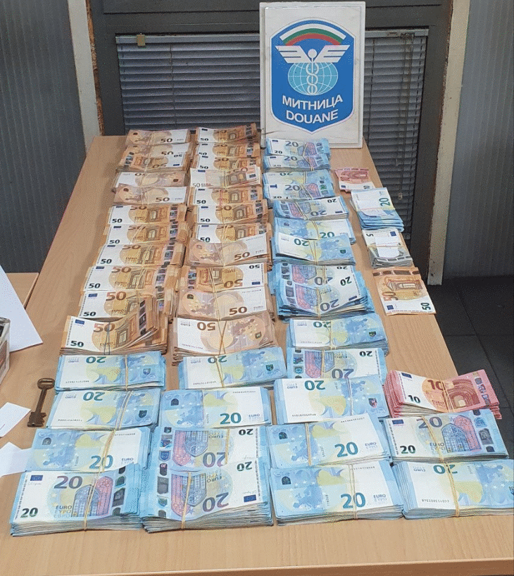 Недекларирана валута за близо половин милион лева задържаха митническите служители на МП Капитан Андреево