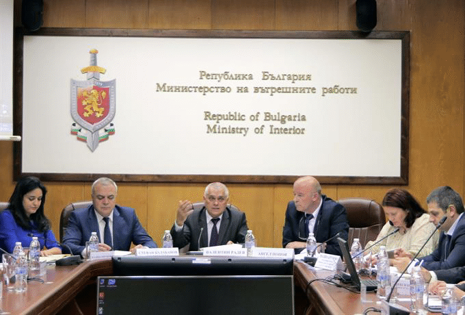 Под председателството на министър Валентин Радев се проведе заседание на Държавно-обществената комисия по безопасност на движението