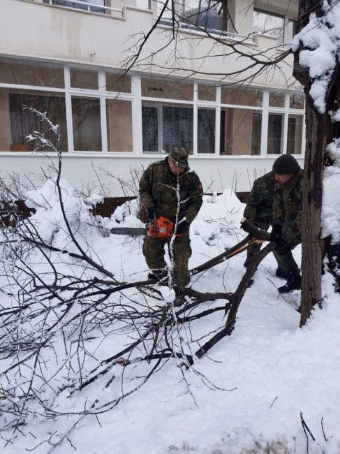 Военнослужещи и хеликоптер втори ден гасят големия горски пожар в природен парк „Рила“