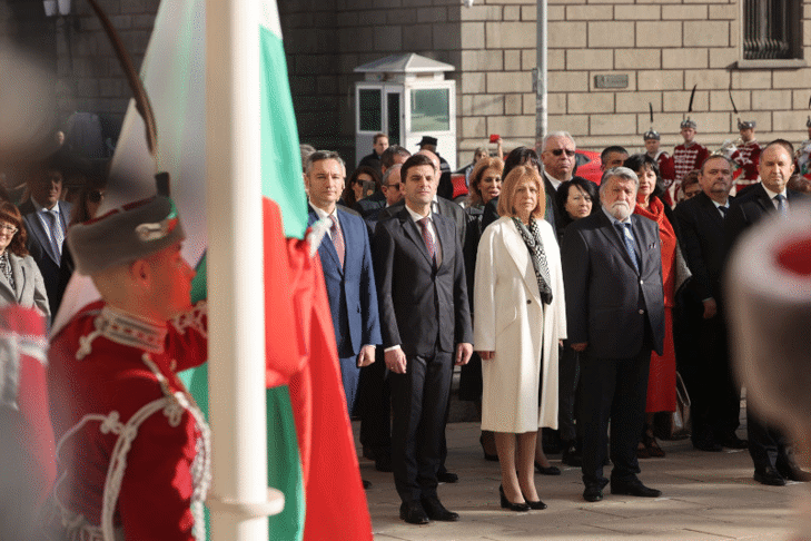 Председателят на Народното събрание Вежди Рашидов и народни представители присъстваха на тържествената церемония по издигане на националния флаг по повод Деня на народните будители