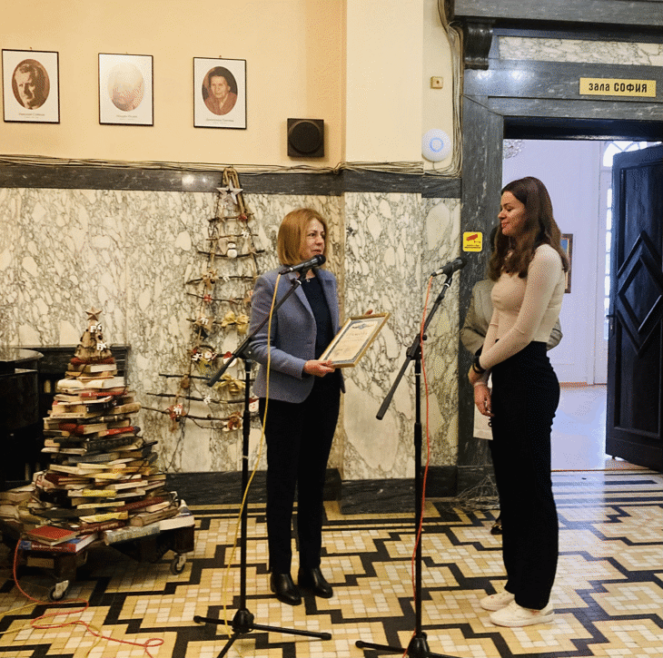 Кметът Йорданка Фандъкова връчи първа награда в конкурса за есе, посветен на 100 г. от рождението на писателя Ивайло Петров