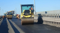 Асфалтиран е затвореният за ремонт 320-метров участък на Дунав мост при Русе. Започва монтажът на осветителните стълбове и парапета