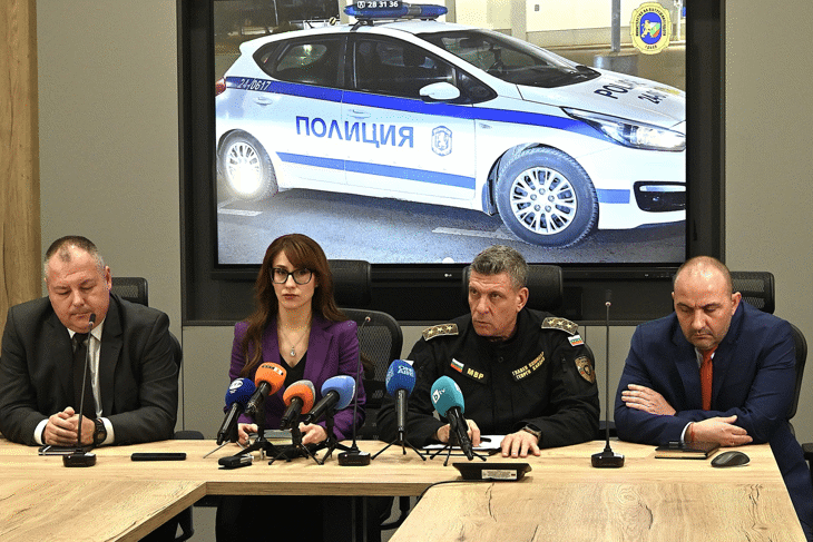 Софийска градска прокуратура привлече петима обвиняеми и ги задържа за срок до 72 часа за неистински банкноти на обща стойност над 1,2 млн. евро, един от тях и за държане с цел разпространение на близо килограм кокаин, след съвместна акция с ГДБОП