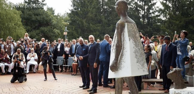 Президентите на България и на Индия откриха паметник на Махатма Ганди в София